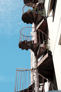 老式阳台的铁制护栏景观