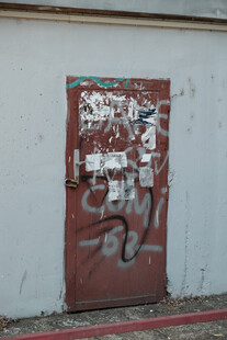 老旧红门贴满杂乱贴纸