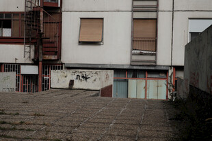 老旧建筑旁的石阶场景