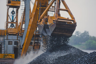 大型挖掘机正在装载煤炭