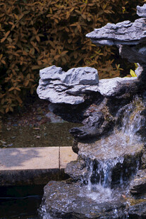 苏州园林太湖石假山石流水自然