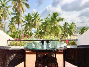 露台海景桌椅与热带风光