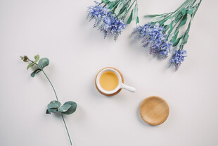 清新花茶与蓝花静物组合