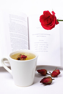玫瑰茶饮与书的惬意时光