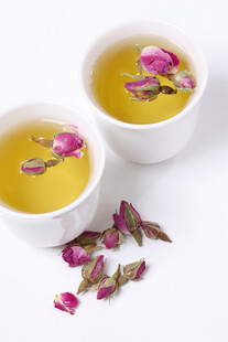 两杯玫瑰茶饮