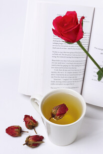 玫瑰茶与书页的诗意时光