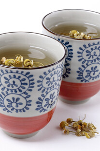 青花陶瓷杯中的菊花茶