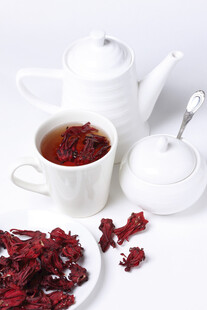 白色茶具与红色花茶组合