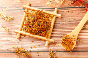 木制托盘上的干爽中药材