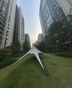 城市草坪上的现代艺术雕塑