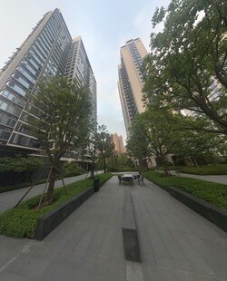 城市中静谧的高楼间步道