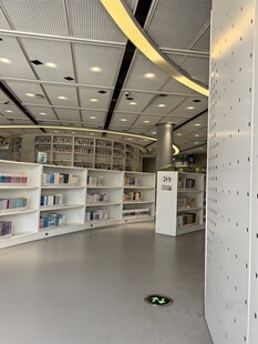 现代风格的宽敞室内书架区