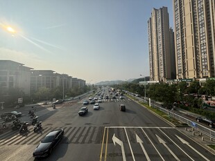 城市道路上的繁忙交通景象