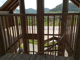 木质阳台外的自然景致