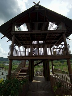 木质双层观景亭