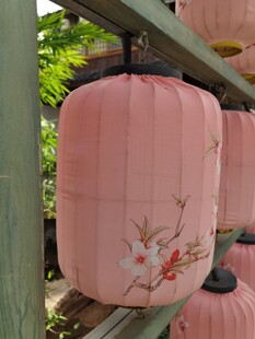 中式粉灯笼雅致花卉图案