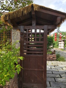 古朴户外木质小屋景观