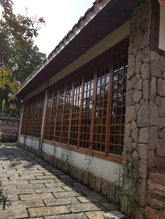 古朴石砌建筑庭院一角