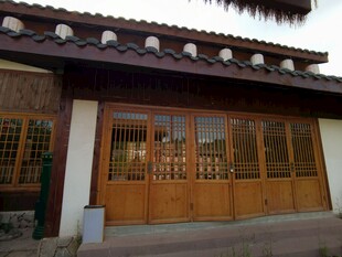 中式风格木质双开门建筑