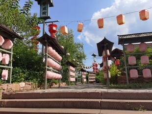 古风场景中的灯笼设施