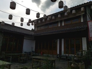 古院落中的悬挂灯笼景致
