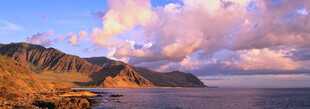 海边壮丽晚霞与山峦美景