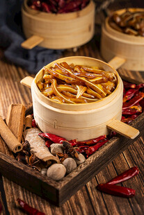 竹制蒸笼里的美味卤味