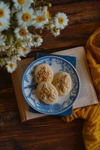 中式点心置于古朴场景中