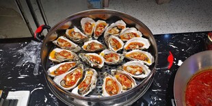 美味蒜蓉生蚝摆满蒸锅