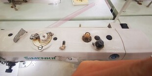 桌上的各类机械零件