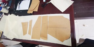 桌上的纸张与剪裁材料