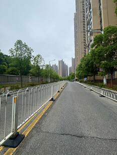 城市道路旁的金属护栏设施