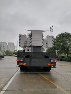 军用发射车行驶在路上