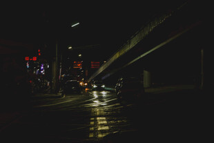 雨夜城市道路积水景象