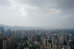 俯瞰都市高楼与远山景色