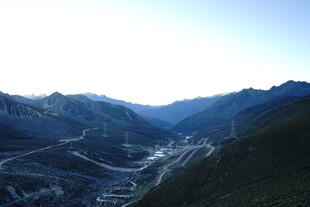 山间蜿蜒公路美景
