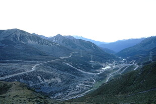 山间蜿蜒道路风景