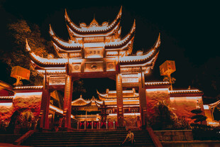 古建牌坊夜景璀璨辉煌
