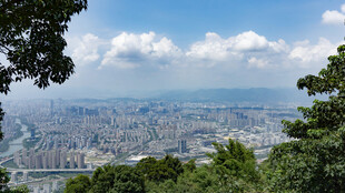 山顶俯瞰城市全景风光