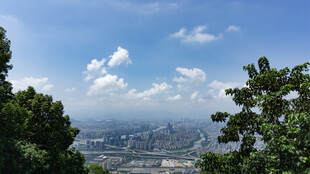 山顶俯瞰城市风景