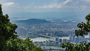山顶俯瞰城市与山水风光