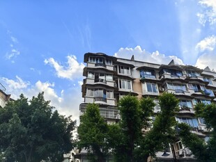 多层居民楼与蓝天绿树