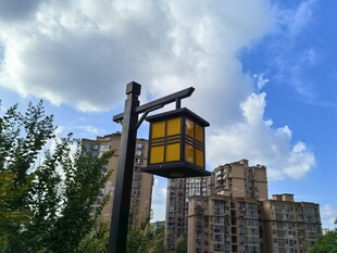 城市中式路灯与蓝天白云