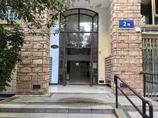 砖砌建筑入口 门牌
