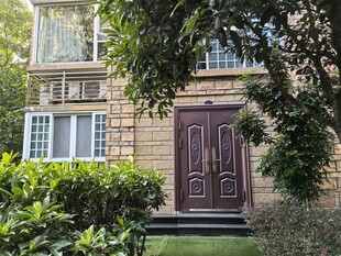 温馨住宅前的绿植与大门