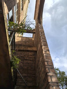石砌建筑旁的绿植景致