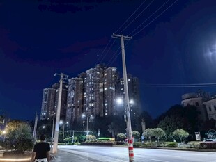 夜晚城市街道旁的高楼