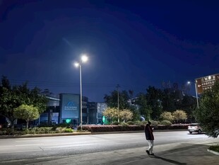 夜晚街道上的独行身影
