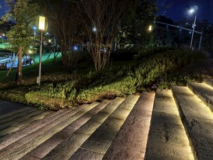 夜晚城市中的阶梯景观