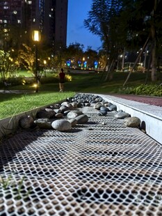 夜晚城市步道上的碎石景观